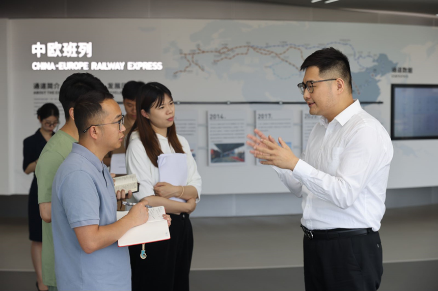 采訪團在重慶國際物流樞紐園區采訪。曾英豪攝