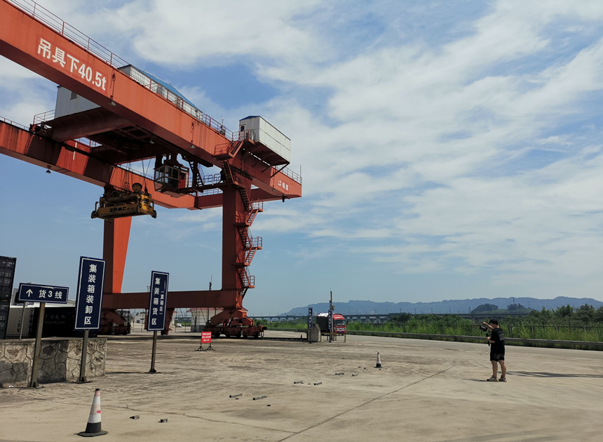 采訪團在重慶江津珞璜臨港產業城小南埡鐵路物流中心采訪拍攝。李波攝