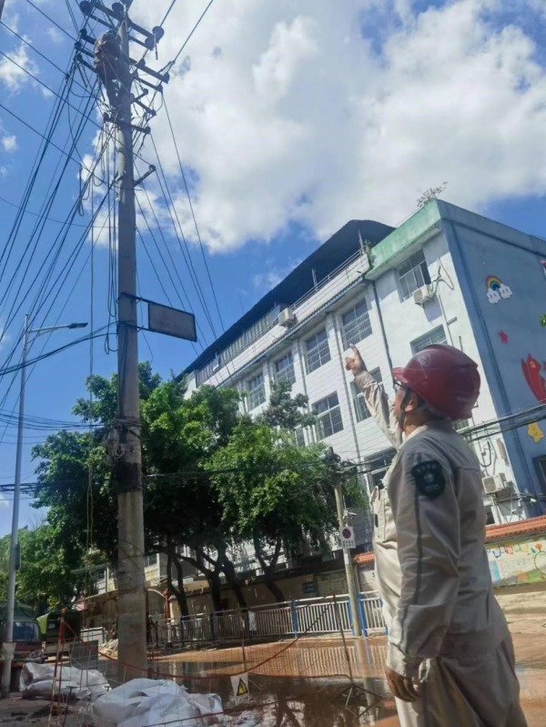 7月29日，國網重慶江津供電公司應急搶險隊員正在對線路斷線進行搶修。彭宇攝