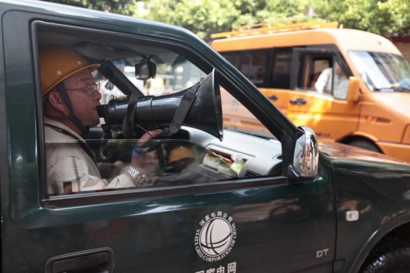 7月29日，國網重慶市電力公司員工在柏梓鎮利用高音喇叭為居民宣傳災后用電安全知識。龔超攝