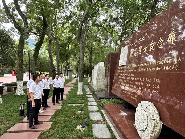 參觀歌樂山烈士陵園。金鳳城市中心項目黨支部供圖