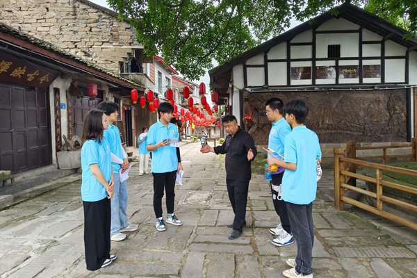 教育團成員開展訪談調查。重慶交通職業學院供圖