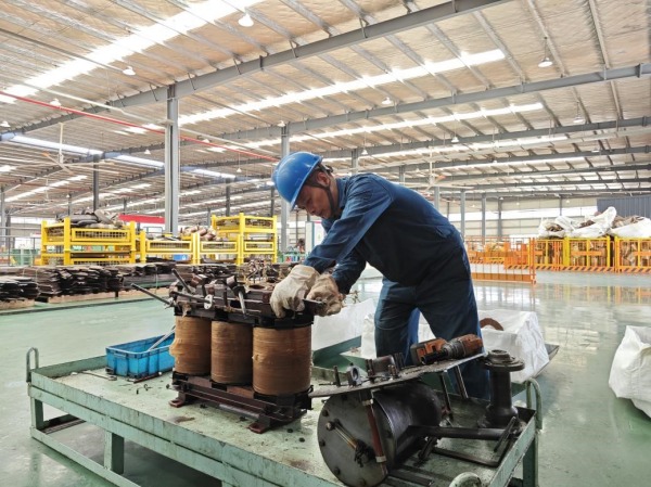 國網重慶市電力公司電力再生資源循環利用中心變壓器拆解工作現場。王開才攝