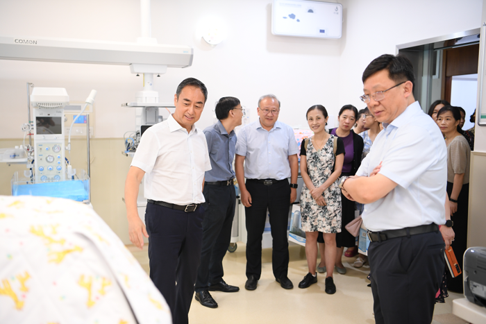 參觀產房NICU。院方供圖