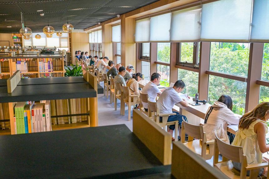 讀者在森林圖書館內看書。鄒樂攝