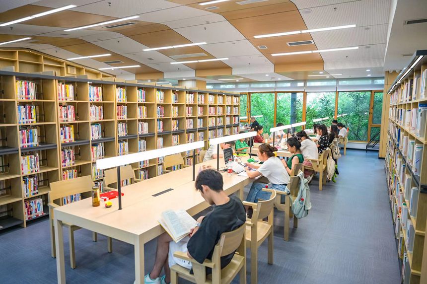 讀者在森林圖書館內看書。鄒樂攝