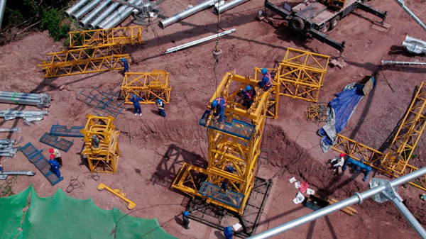 8月6日，位于重慶市潼南區新勝鎮的川渝1000千伏交流特高壓線路工程101號塔，國網重慶市電力公司員工正在進行組塔施工作業。劉洪君攝