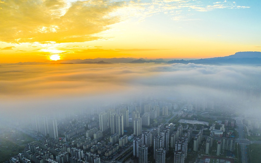 云霧繚繞的南川城區。甘昊旻攝