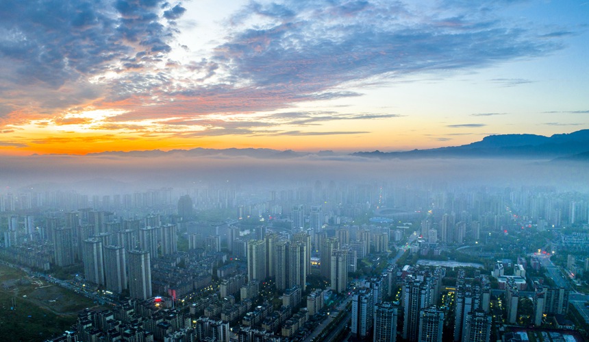 云霧繚繞的南川城區。甘昊旻攝