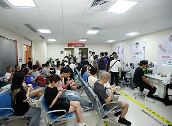 術前檢查室檢查。重慶愛爾眼科醫院總院供圖