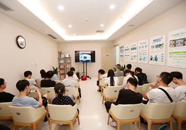 手術當天進行術前宣教。重慶愛爾眼科醫院總院供圖