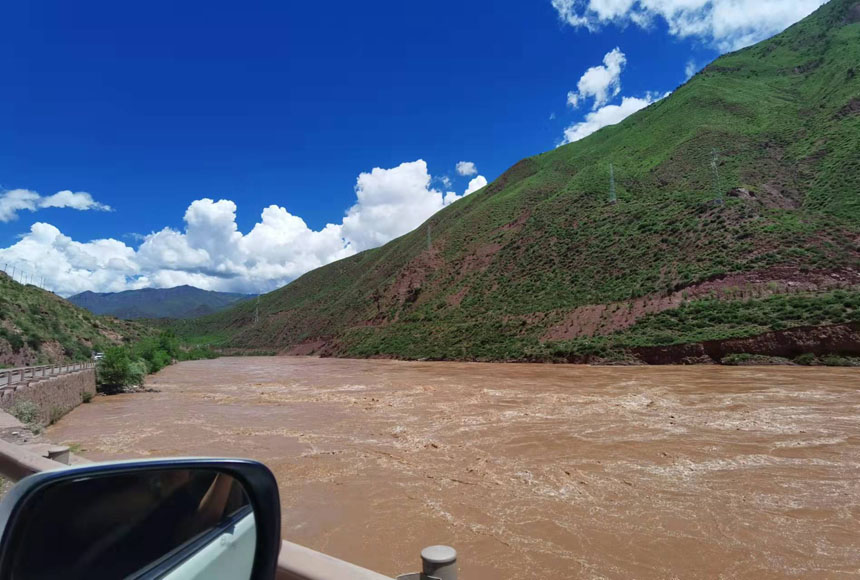 溯流瀾滄江水而上，便是昌都市區。姜峰攝