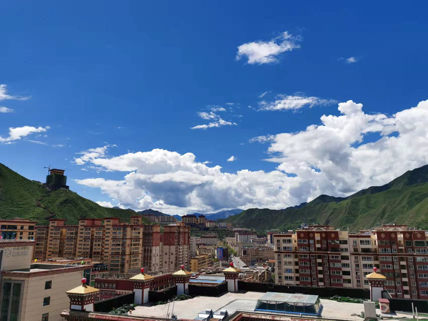 俯瞰高原山城——昌都。姜峰攝