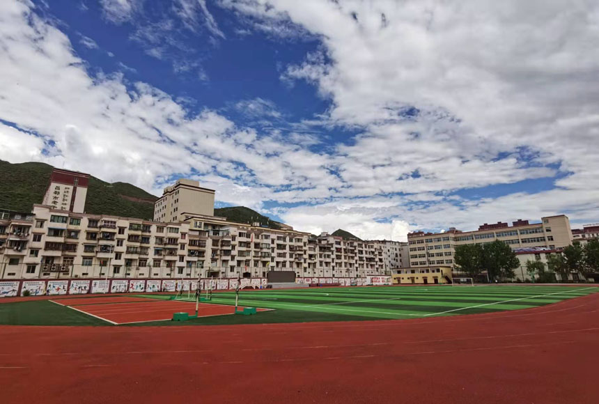昌都一高的現代化操場，在重慶援建下硬件設施得到顯著提升。姜峰攝