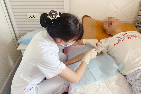 “到家護理”服務。重慶大學附屬江津醫院供圖