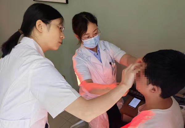 陳春梅為患者檢查眼部情況。重慶南坪愛爾眼科醫院供圖