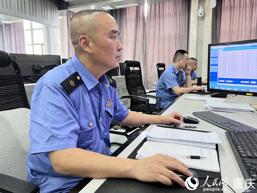 張磊在興隆場車站安全生產調度指揮中心進行調度。 人民網記者 胡虹攝