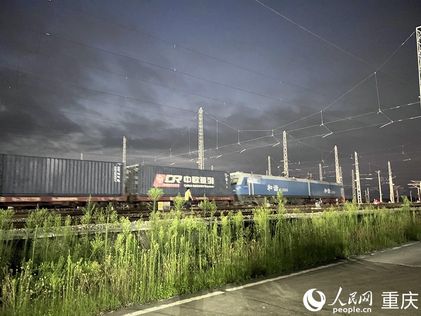 從興隆場編組站出發的中歐班列。 人民網記者 胡虹攝