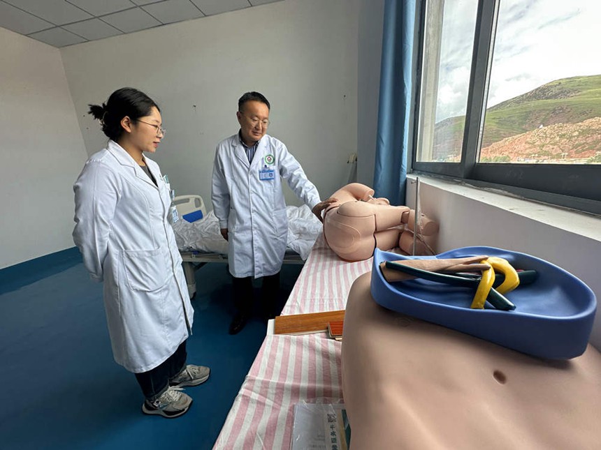 程功在臨床技能培訓基地指導醫療人員。劉政寧攝