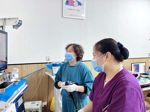 醫生為患者做胃鏡檢查。重慶東大肛腸醫院供圖