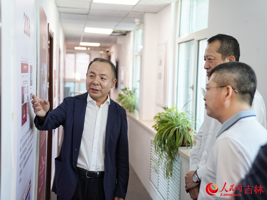 長春高新集團一行參觀了人民網發展歷程。人民網記者 李洋攝