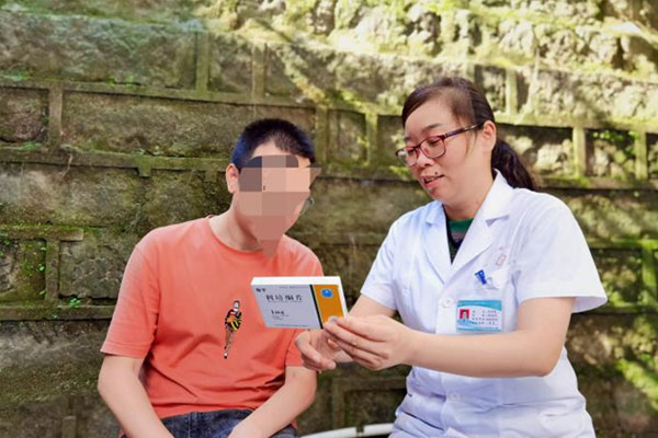 張紹敏為嚴重精神障礙患者發放藥品。周蔚婷攝