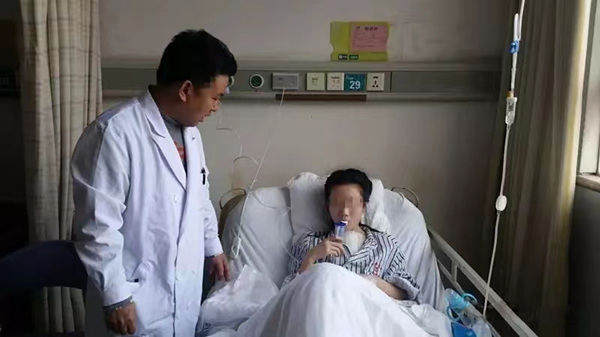 姚珂查房中。重慶西區醫院供圖