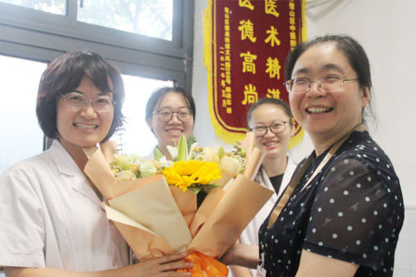 慰問臨床一線醫務人員。璧山區中醫院供圖