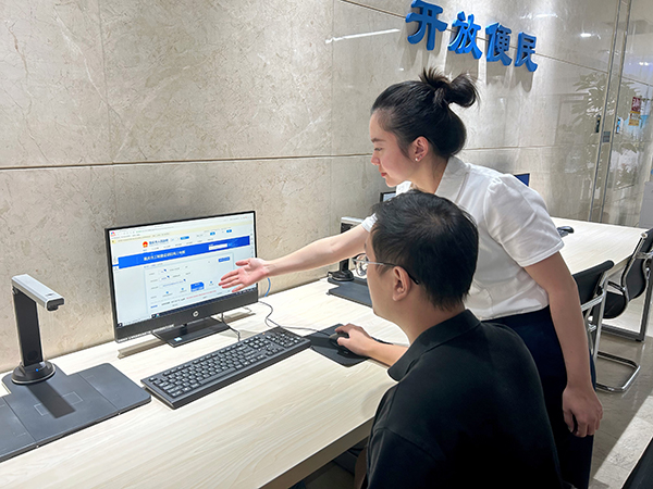 市民正在辦理施工許可。唐鑫攝