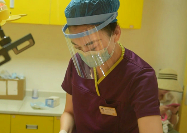 葉天行工作中。重慶小米熊兒童醫院供圖