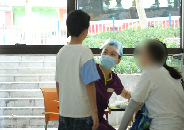 葉天行看診。重慶小米熊兒童醫院供圖