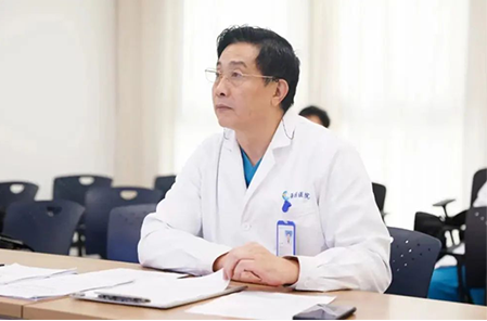 梁平受邀擔任博士后出站答辯委員會主席。重慶西區醫院供圖