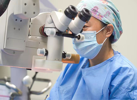 張奕霞手術現場。重慶南坪愛爾眼科醫院供圖
