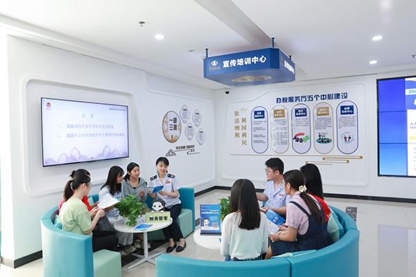 近日，沙坪壩區稅務局邀請7名大學生來到辦稅服務廳體驗辦稅繳費服務，并為其講解就業創業相關稅惠政策。何獻攝