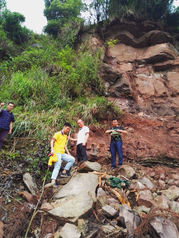 《向險而行，護衛群眾安全》。2022年7月，開州區白鶴街道胡家咀危巖發生局部崩塌險情，嚴重威脅下方居民5戶15人的生命財產安全，重慶地質礦產研究院開州區駐守地質工程師邱夢（右三）立即前往垮塌區域開展應急調查處置工作。鄧朝松攝