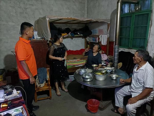 《一個都不能落下》。7月13日晚上，云陽縣暴雨前夕，107地質隊駐守地質工程師會同石門鄉政府工作人員，連夜對受滑坡隱患威脅群眾進行臨時轉移。李明亮攝