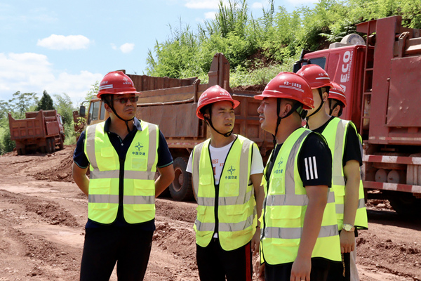 肖立國和同事在施工現場。中交一公局五公司供圖