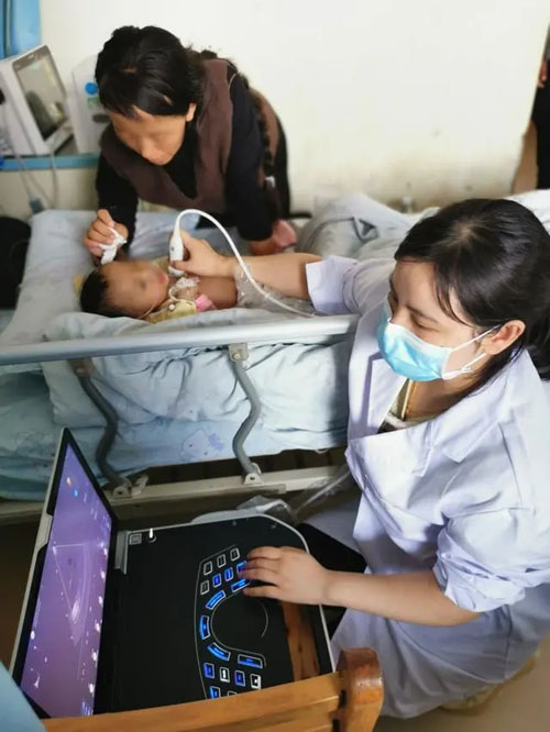 醫療隊為當地兒童進行先心病篩查。重醫附屬兒童醫院供圖