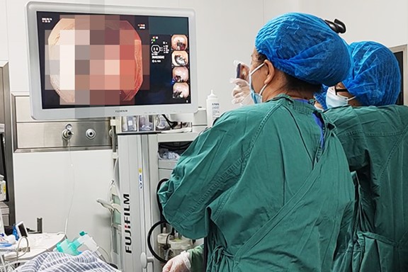 內鏡團隊為患者取啤酒瓶蓋。重慶西區醫院供圖