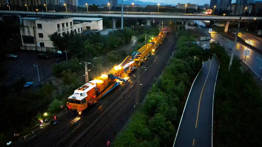 成都工務大機段職工在興珞線上進行大機清篩施工。羅藝攝