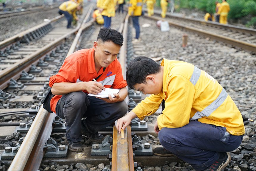 重慶工務段職工在興珞線團結村站測量絕緣接頭軌縫。張凱攝
