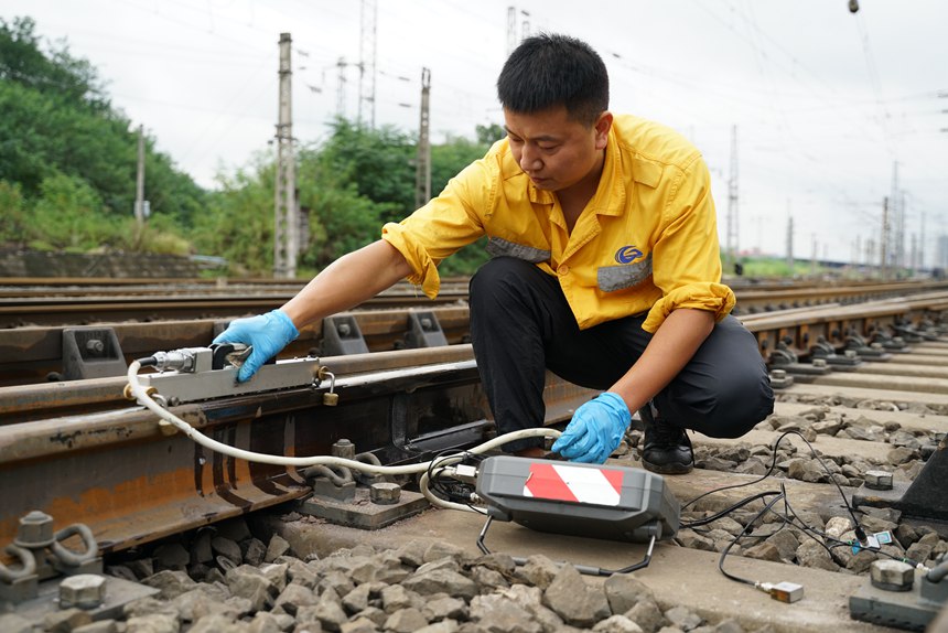 重慶工務段職工在興珞線團結村站使用探傷儀器對焊接接頭進行檢查。羅帥攝