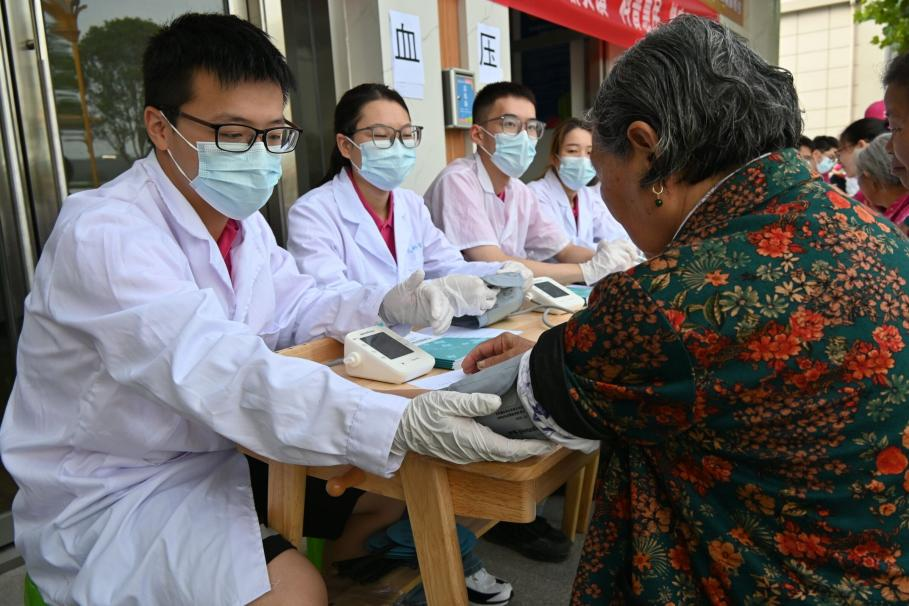 實踐團成員為村民測血壓。主辦方供圖