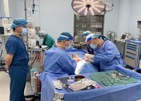 楊彥春為患者進行手術治療。重慶松山醫院供圖