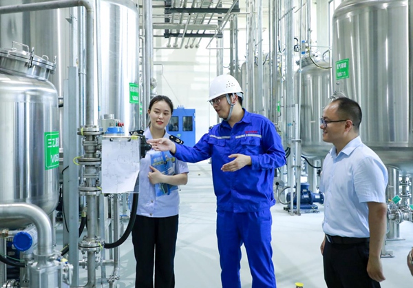 在重慶天地藥業的新產業園內，忠縣稅務人員走訪了解企業生產情況，宣傳輔導稅收優惠政策。宋棚祥攝