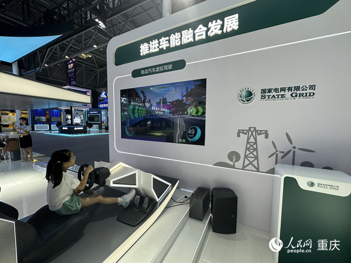 一名小朋友在展區體驗“電動汽車虛擬駕駛”。 人民網記者 劉政寧攝