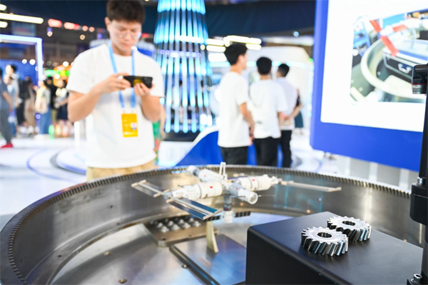 阻力九天圓夢的對構齒輪傳動裝置。鄒樂攝