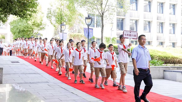 221名初一新生隊列整齊，走過紅地毯。黃炎培中學供圖