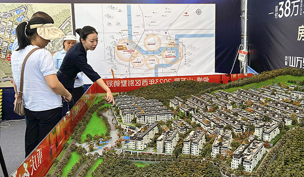 工作人員正為市民講解。唐鑫攝