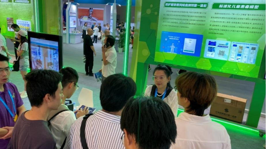 項目參展現場觀眾試用虛擬患兒模型